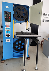 <a href=http://www.4000131800.cn target=_blank class=infotextkey>立式鋸床</a>是國(guó)際普遍且工業(yè)發(fā)展不可缺少的實(shí)驗(yàn)解剖機(jī)，一般金屬材料的切斷、凡鋸刃所及的地方都可以做切斷